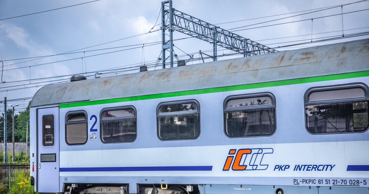 Auto wjechało pod pociąg. Nie żyje kierowca