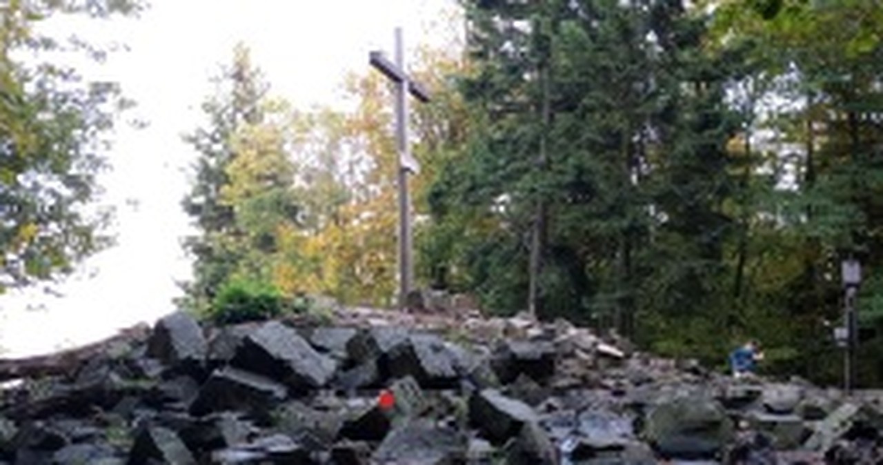 Piramida Armińskiego powróci na Łysicę. To najstarszy polski znak geodezyjny