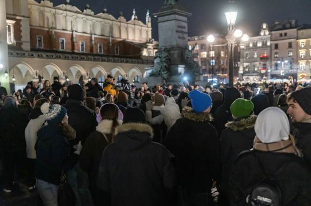 Huczne „wesele” na Rynku Głównym w Krakowie. Miasto ostrzega, apeluje do turystów i Kierwińskiego