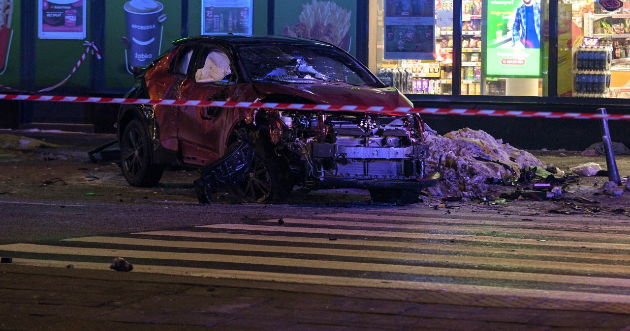 Auto dachowało i uderzyło w pieszych. 5-latek nie żyje