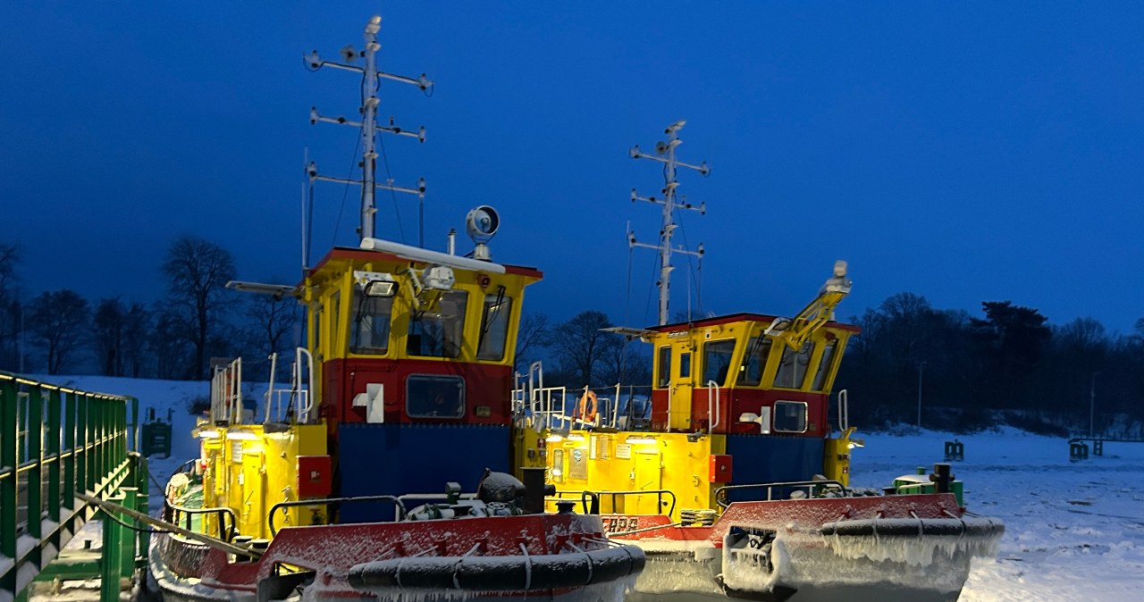 Wycięta rynna w lodzie. Tak lodołamacze ratują Wisłę przed zatorami