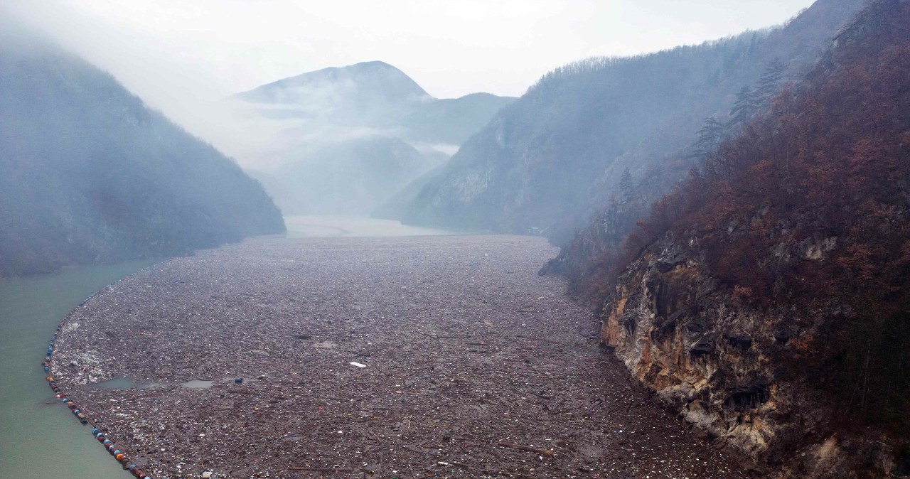 Rzeka zmieniła się w jedno wielkie wysypisko. Czegoś takiego jeszcze nie widziałeś!
