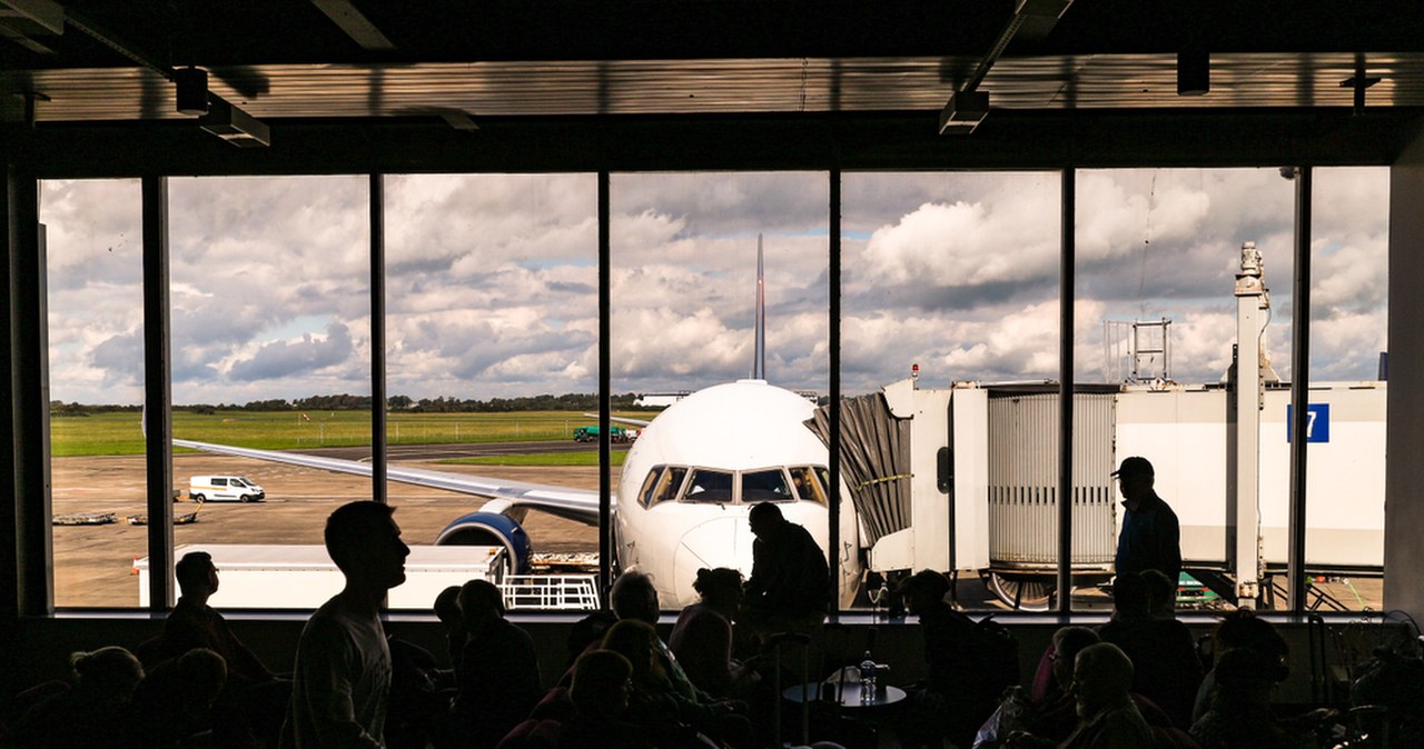 Mężczyzna wdarł się na lotnisko i siekierą zaatakował wojskowy samolot USA