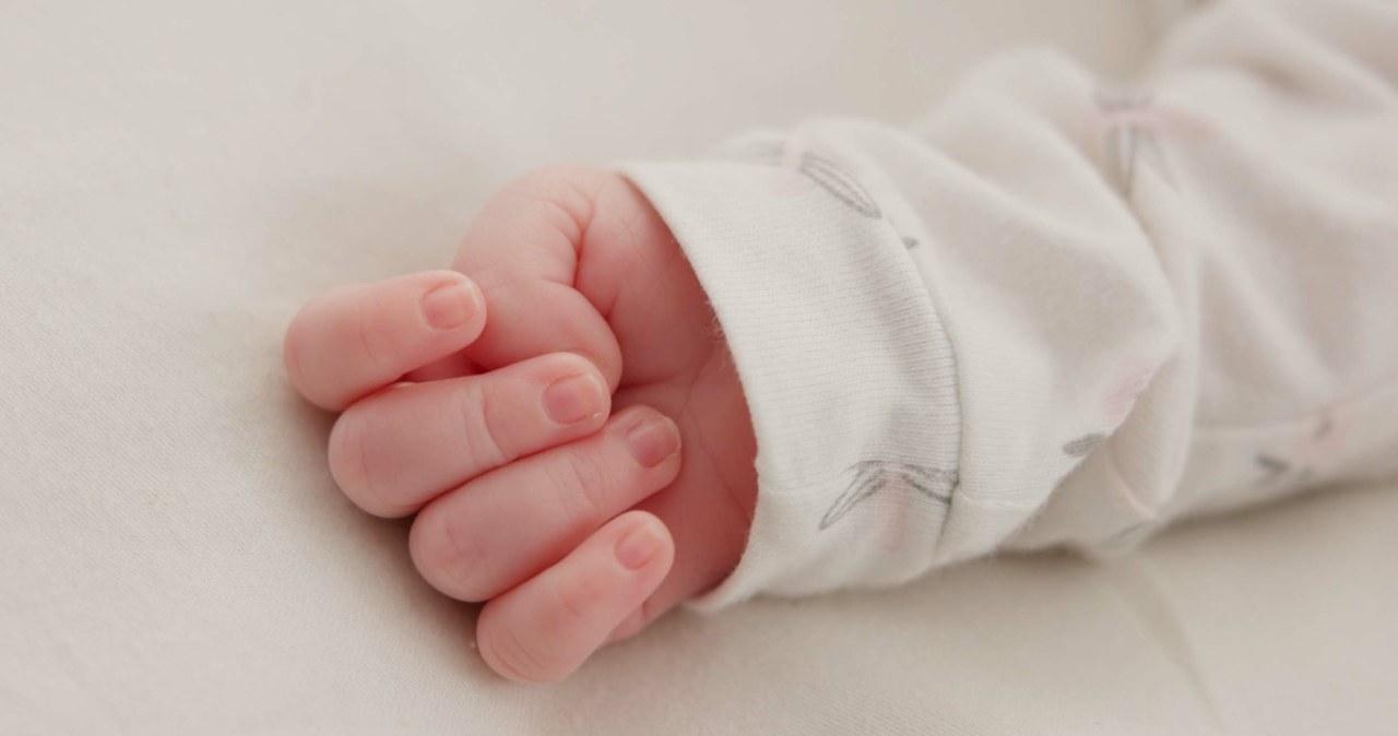 Znaleźli noworodka ukrytego w szafce. Wstrząsające sceny w Mławie