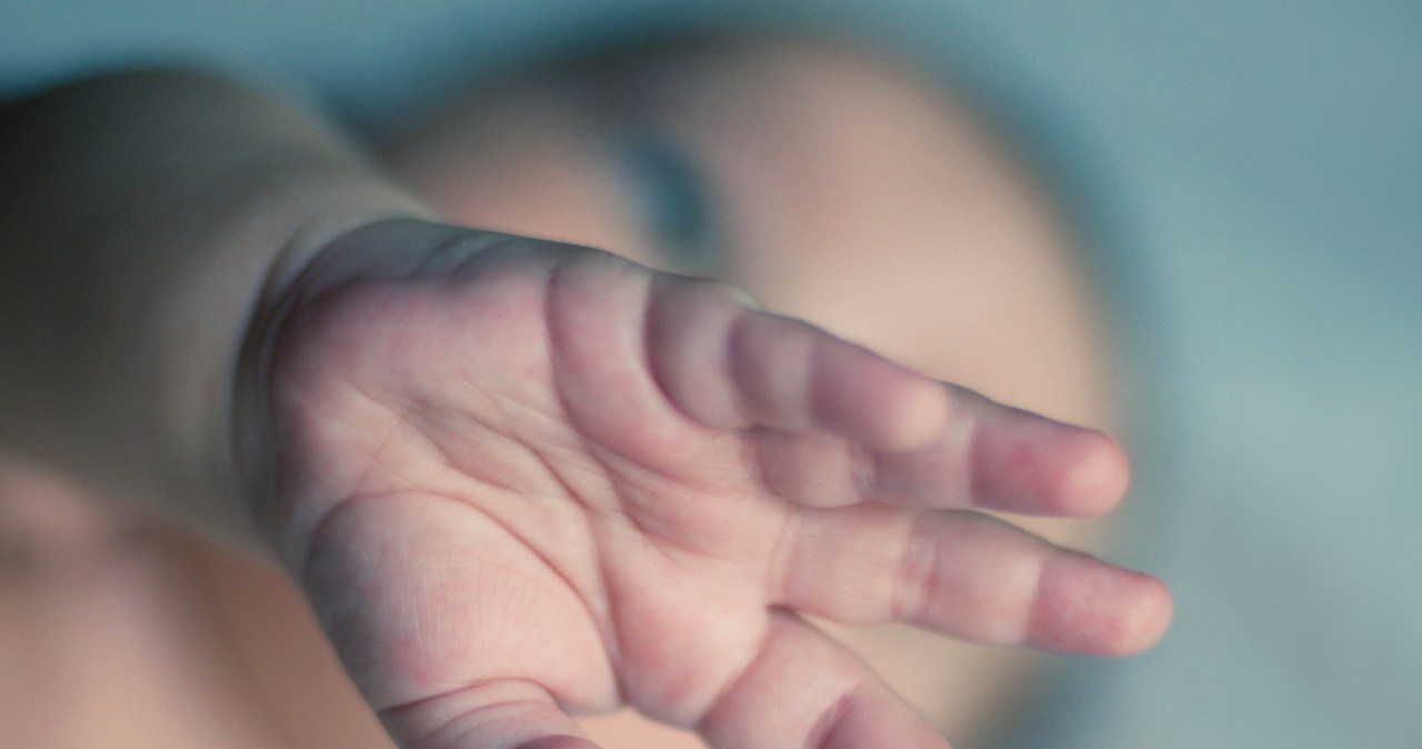 Pomoc nadeszła za późno. Rodzice oskarżeni ws. śmierci dwumiesięcznej dziewczynki