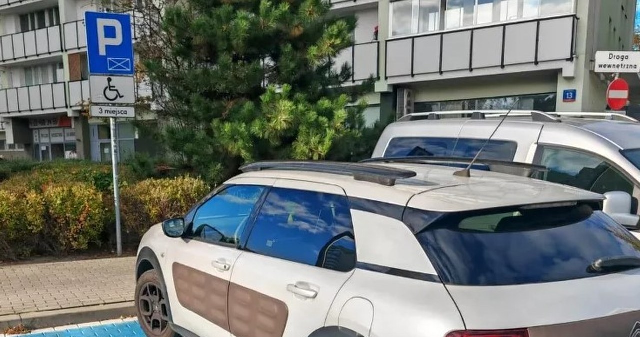 Zaparkowała na "kopercie". Za szybą karta wystawiona na zmarłą matkę