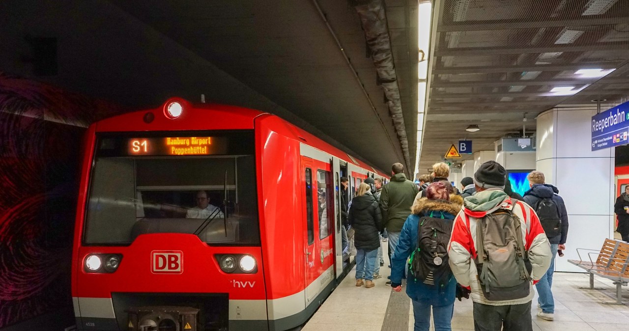 "Chwycił ją i pociągnął na tory". Dramat na stacji metra w Hamburgu