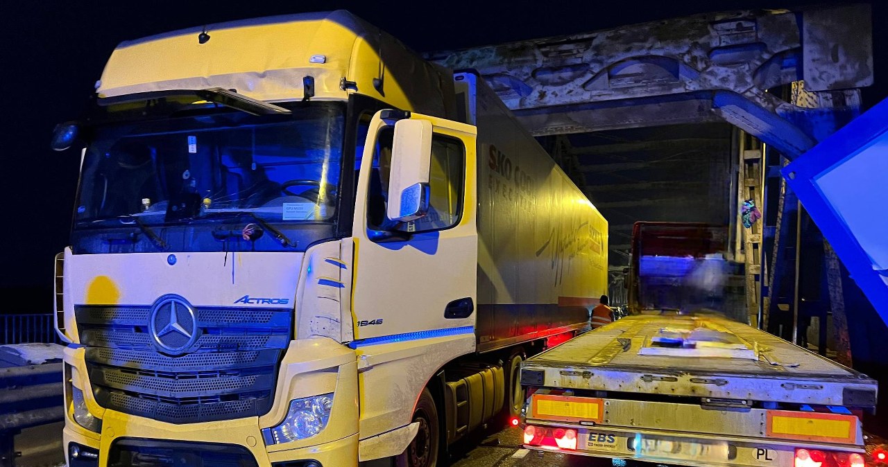 Zderzenie ciężarówek na moście w Grudziądzu. Zablokowana droga krajowa