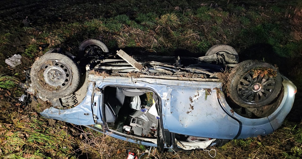 Groźne dachowanie w Małopolsce. 5 młodych mężczyzn trafiło do szpitala
