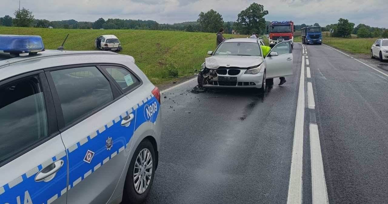 Zderzenie bmw z toyotą na Pomorzu. Wśród rannych dziecko i nastolatki