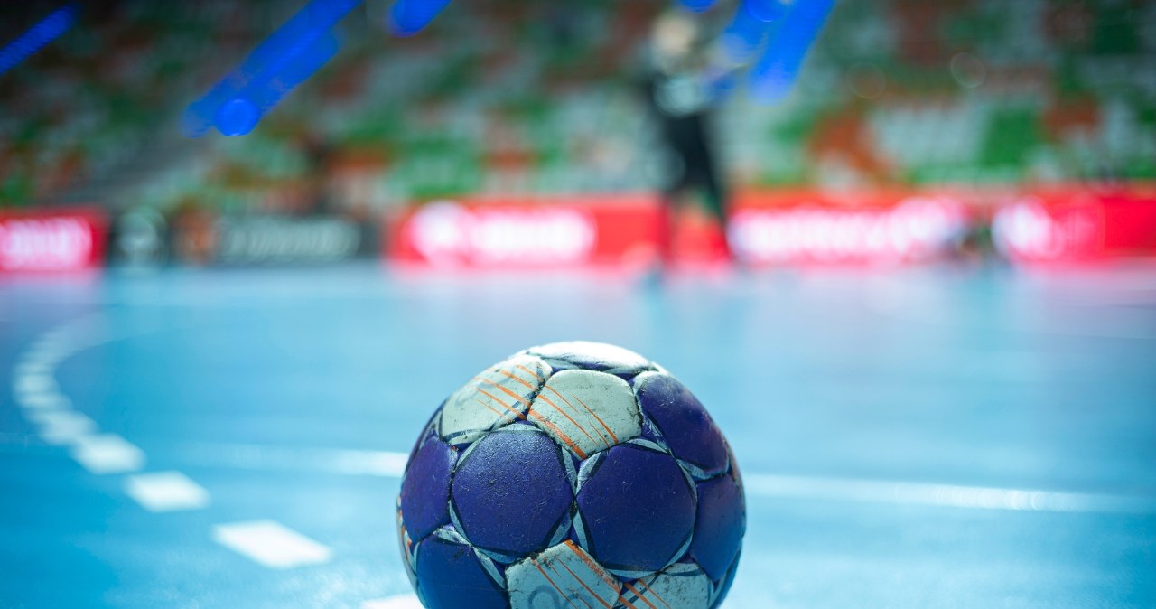 Charytatywny mecz piłki ręcznej w Kielcach. Prawnicy i lekarze grają dla dzieci