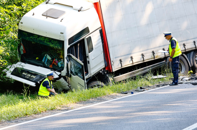 Tragedia w Wielkopolsce. Ciężarówka zderzyła się z autem osobowym