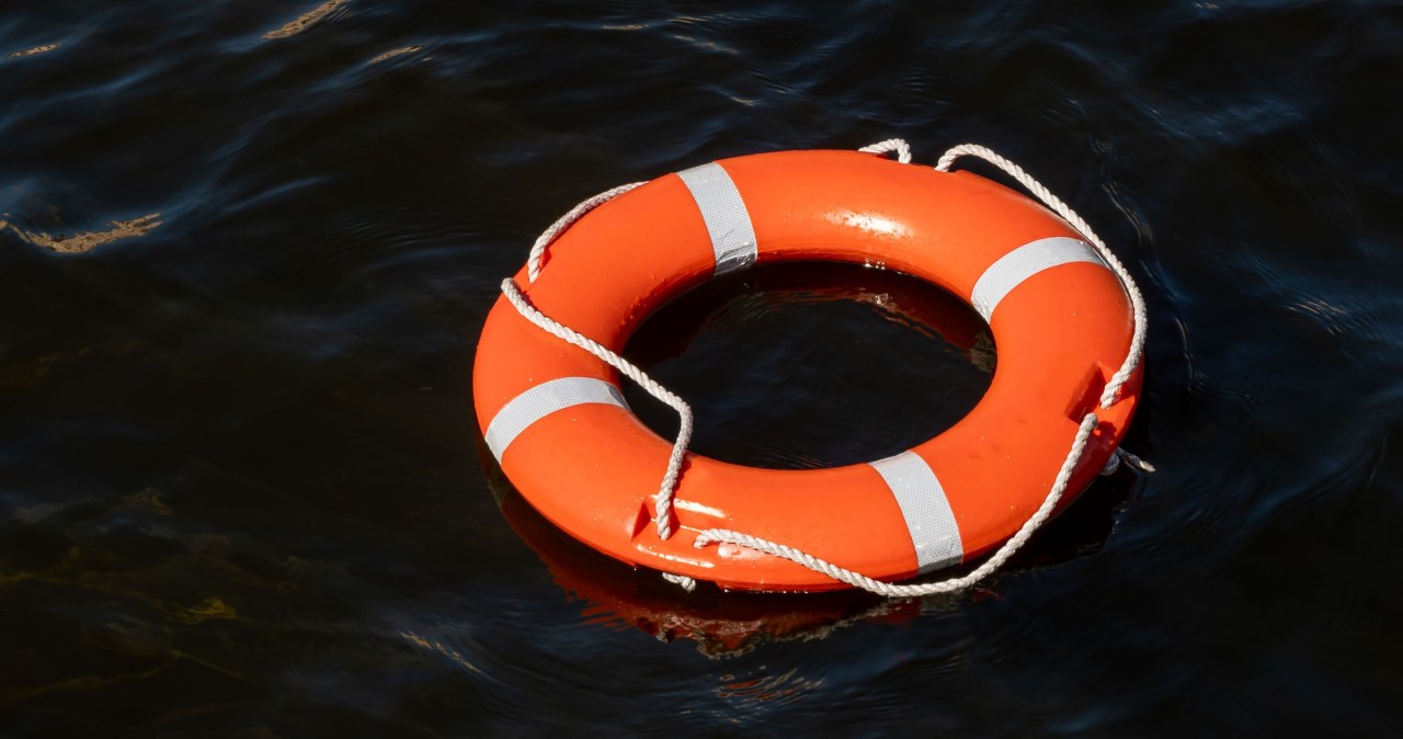 Dramatyczne chwile. Prezes znanej firmy uratował tonącą kobietę