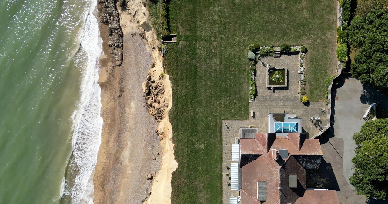 Bezwzględny morski żywioł: Emerytka może stracić dom na klifie