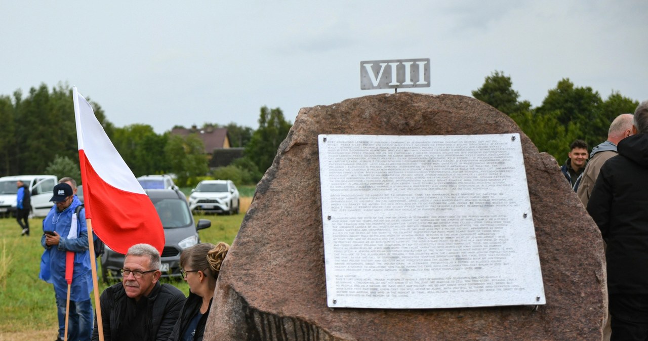 Kontrowersyjne tablice w Jedwabnem nadal stoją. Wiemy, dlaczego