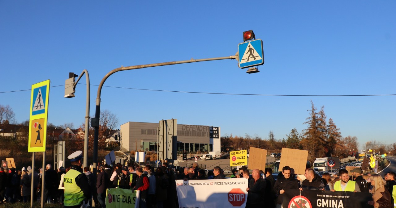 Kolumna protestujących w Krakowie. "Żałobny kondukt"