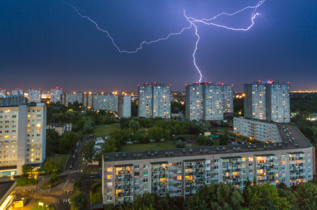 Burze, silny wiatr i grad. RCB i IMGW ostrzegają