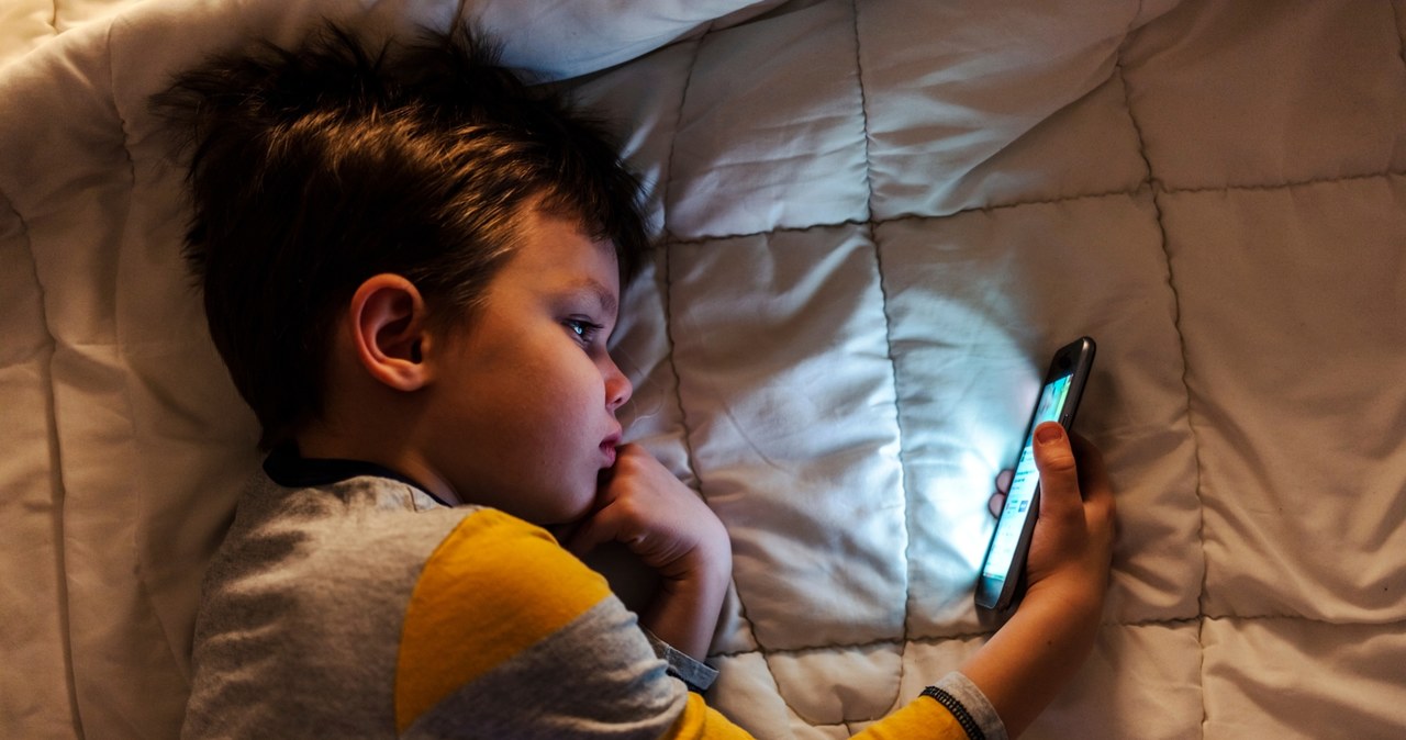 Smartfony przejmują kontrolę nad dzieciństwem, a rodzice w tym pomagają