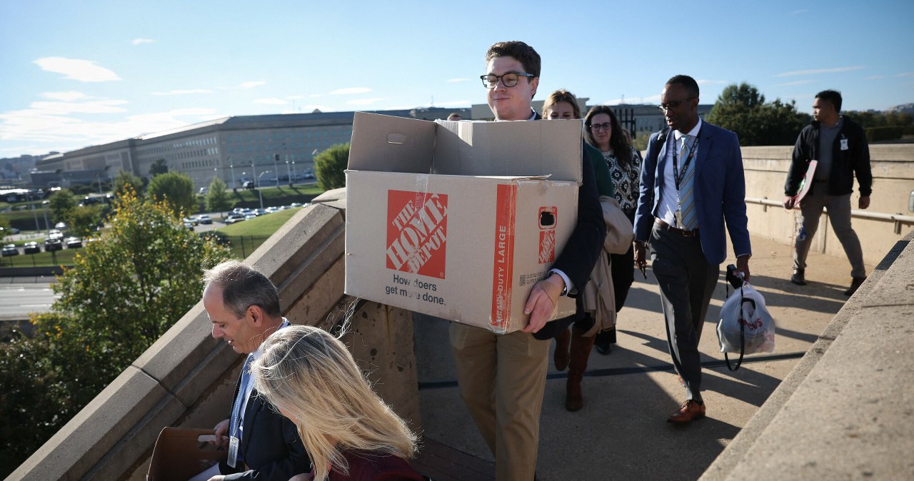 Wynosili pudła z rzeczami, a nawet krzesła. Exodus z Pentagonu