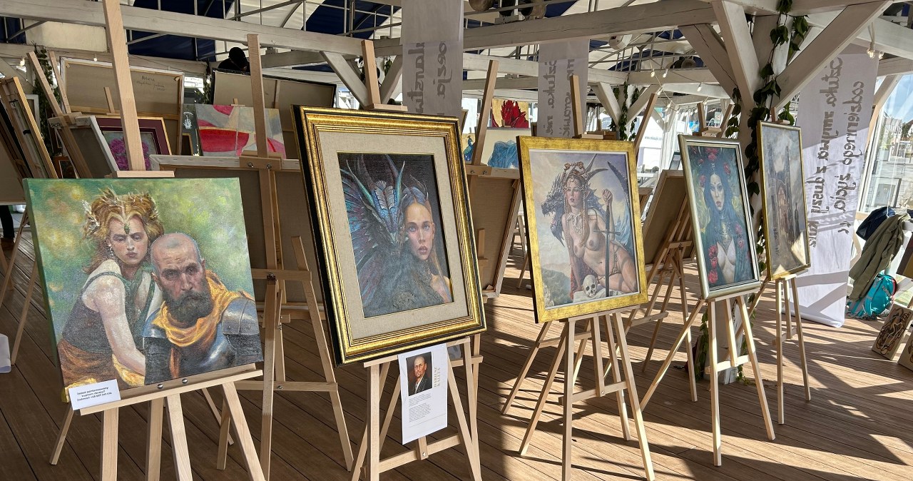 Magiczny realizm zawitał do Mikołajek! Nie przegap tej wystawy