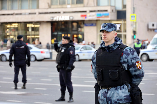Policja na stacjach benzynowych w Rosji. Grzywny za kanistry i limity