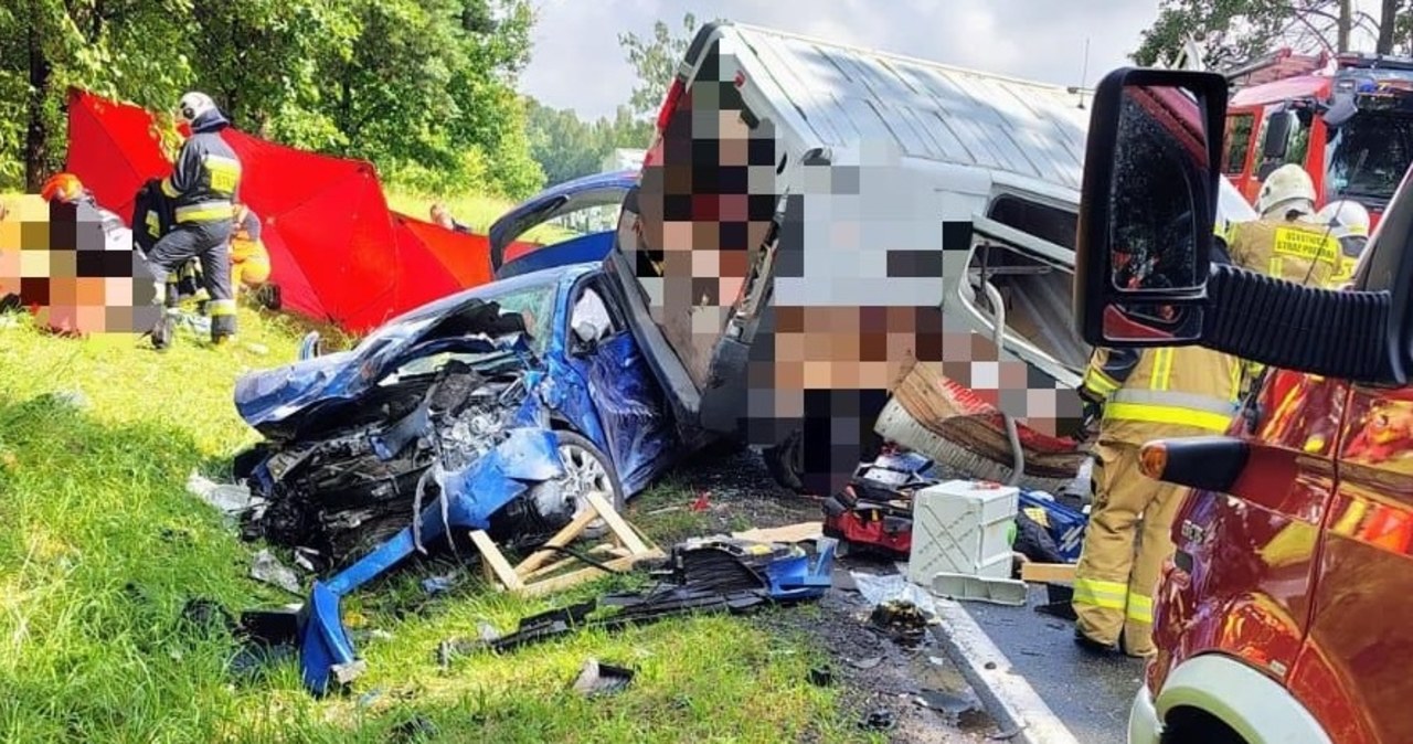 Tragiczny wypadek busa i osobówki. Jedna osoba zmarła, pięć jest rannych