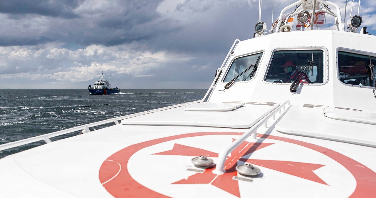 Jacht rozbił się o falochron w Gdańsku. Jedna osoba w szpitalu