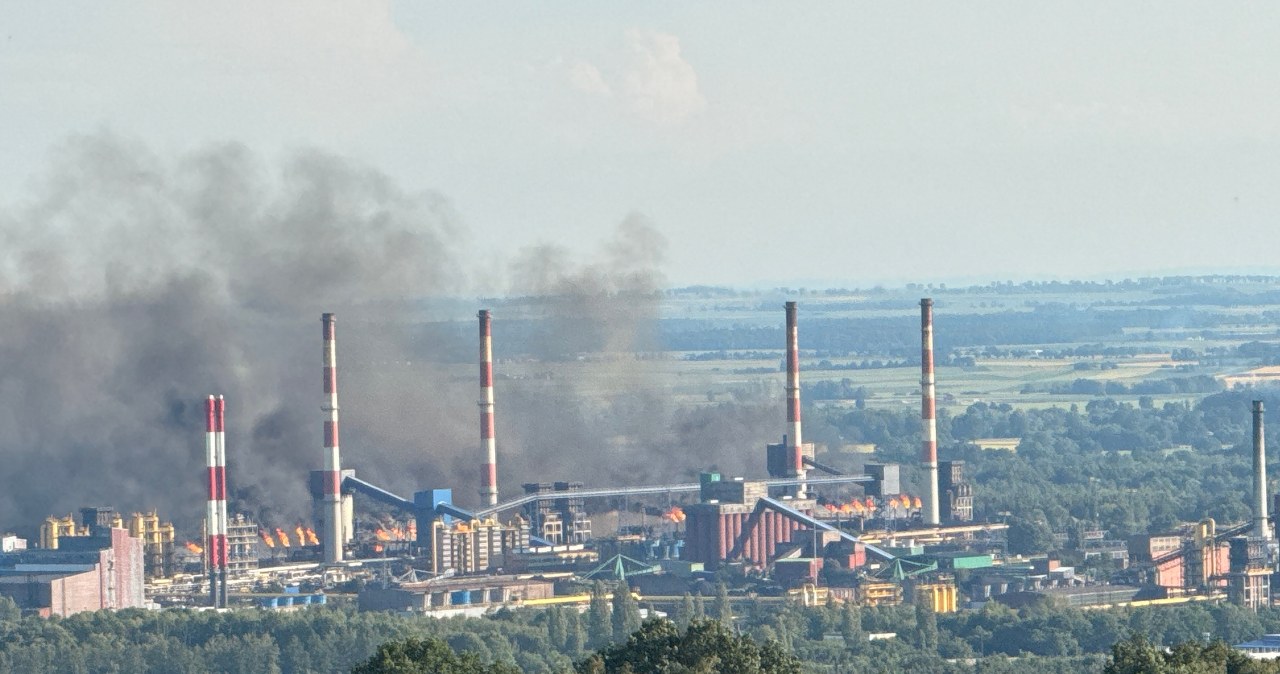 ​Kłęby dymu nad koksownią w Zdzieszowicach. To nie pożar