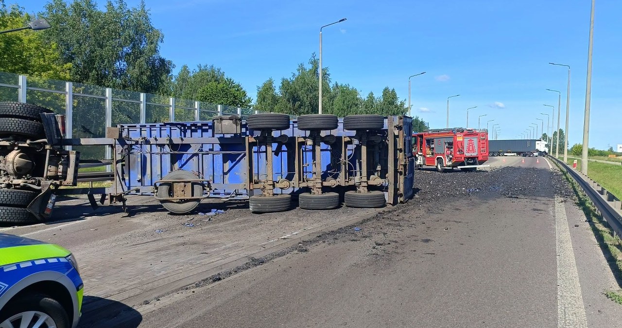Zderzenie ciężarówki z busem. Węgiel wysypał się na drogę