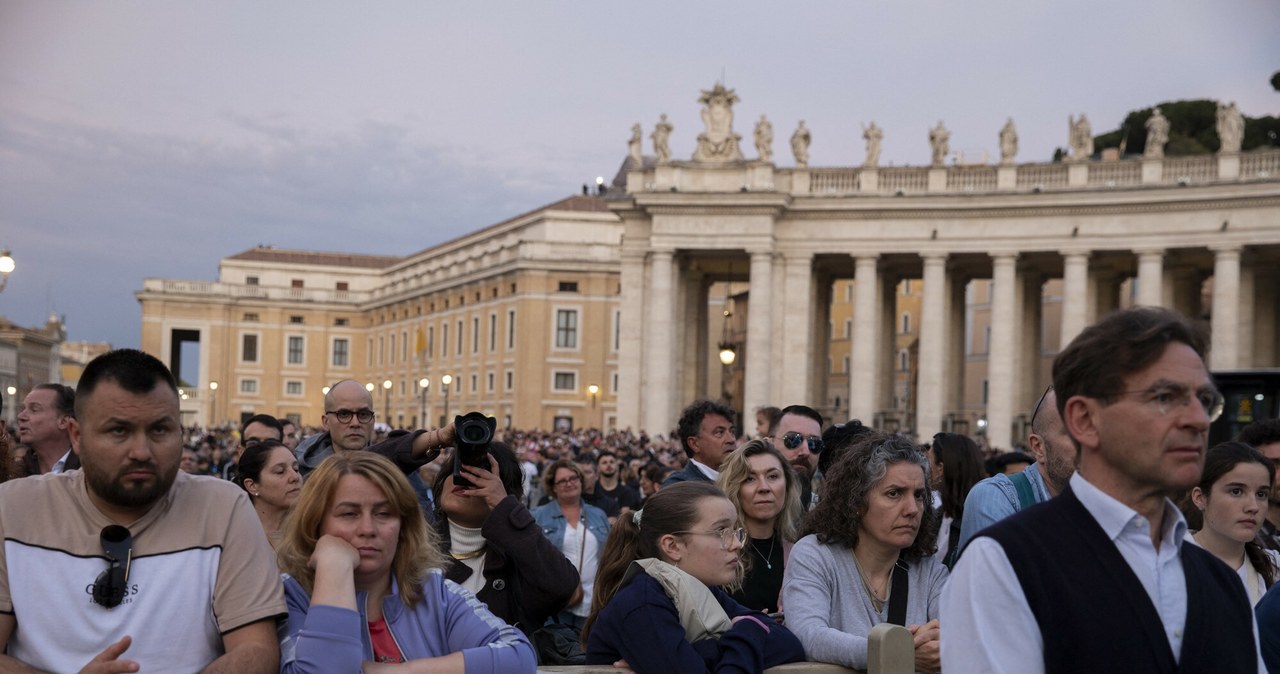 Specjalni wysłannicy RMF FM w Watykanie. Wierni z całego świata żegnają papieża [ZDJĘCIA]