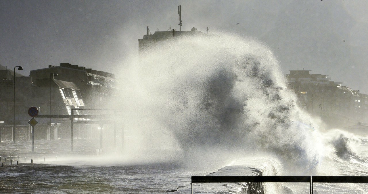 Sztorm paraliżuje Skandynawię. Wiatr zdmuchnął samochód z jezdni
