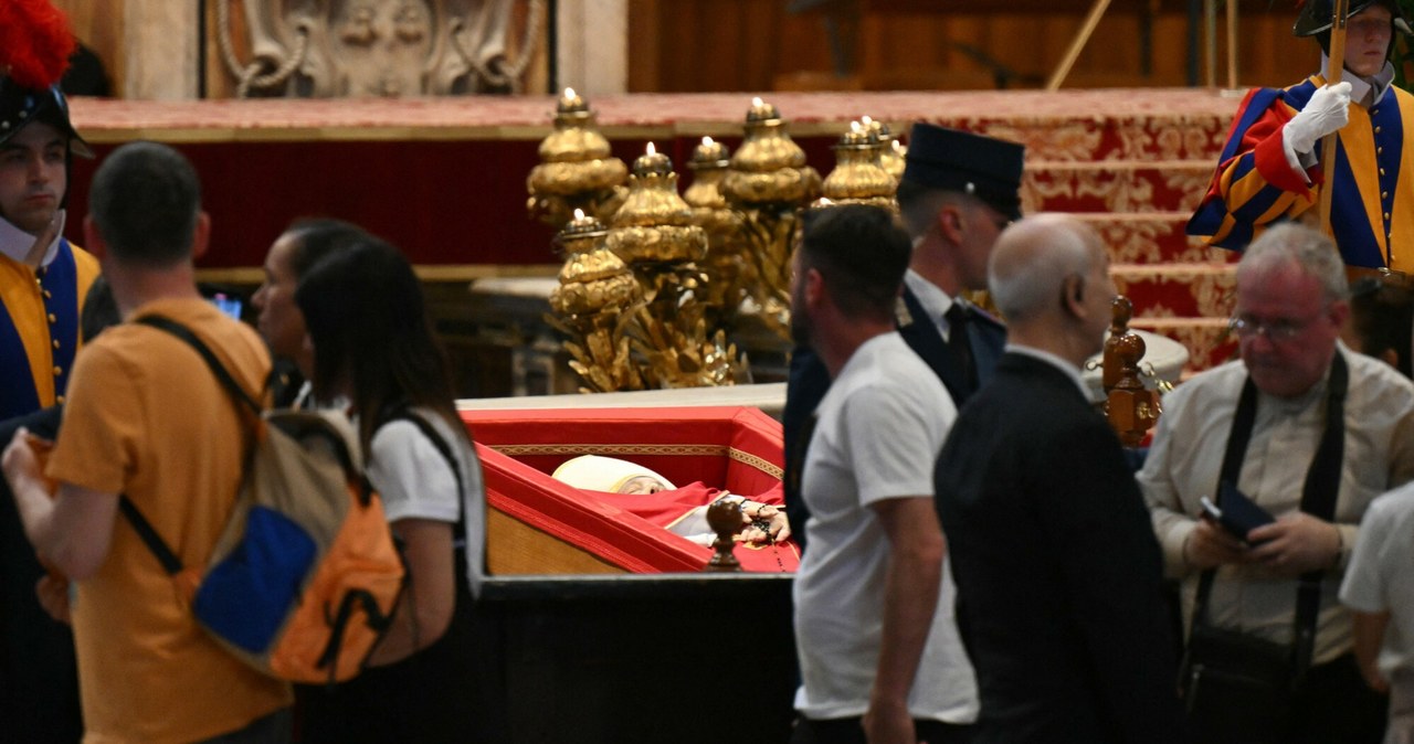 Tysiące wiernych żegnają papieża Franciszka. Watykan nie spał