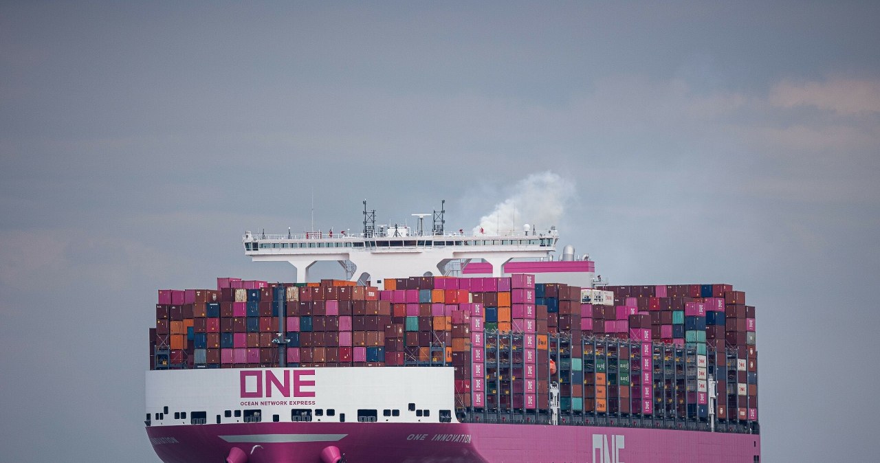 Nowa era żeglugi. Największy kontenerowiec świata na kursie do Europy