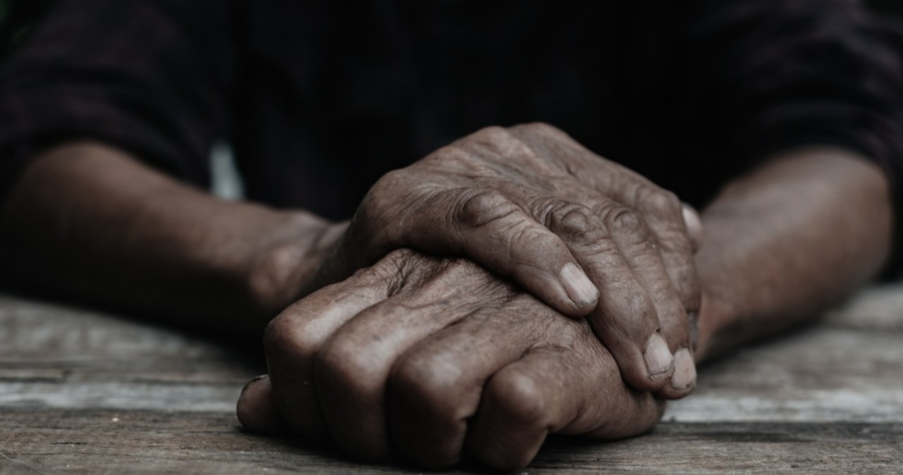 90-latek przez 3 dni leżał na podłodze i nie miał siły wołać o pomoc