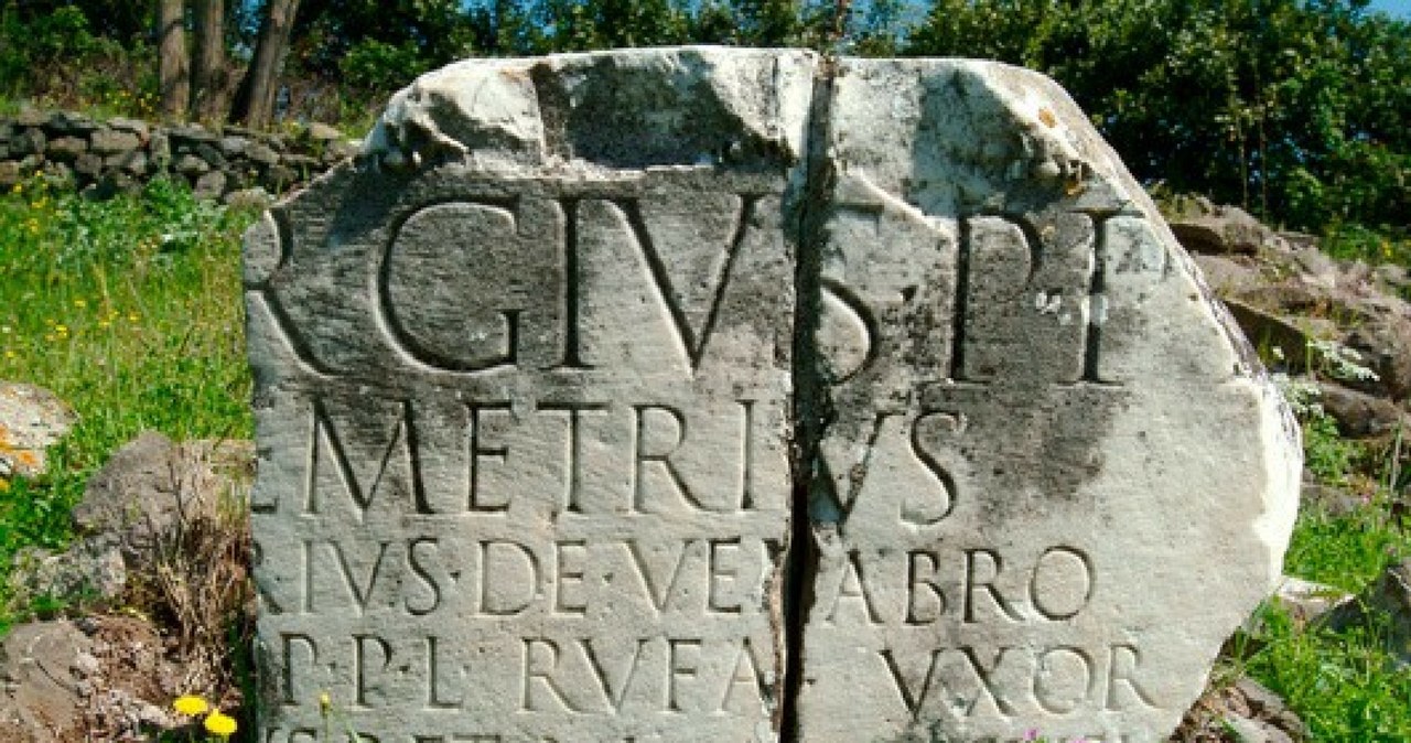 Czujne archeolożki zauważyły niezwykłą rzecz na ulicy