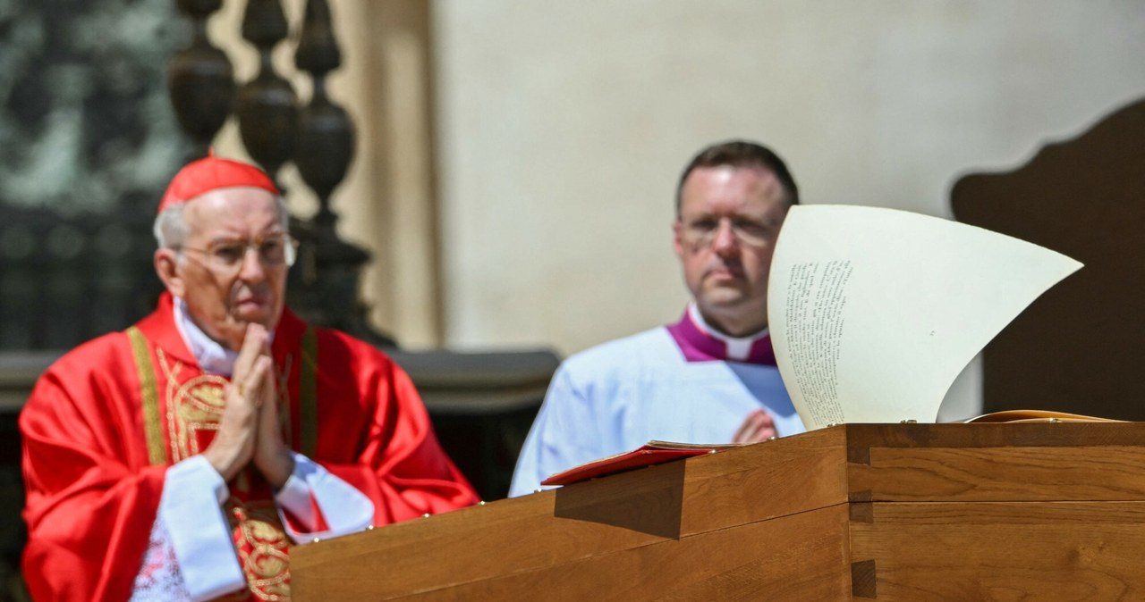 O tym kardynał nie powiedział. Wymowne milczenie w trakcie pogrzebu Franciszka