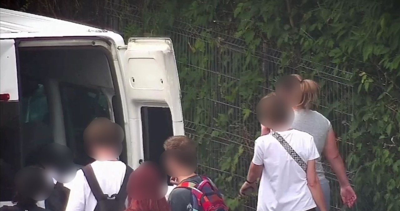 Przewoził swoim autem 15 osób. Siedzieli na materacach