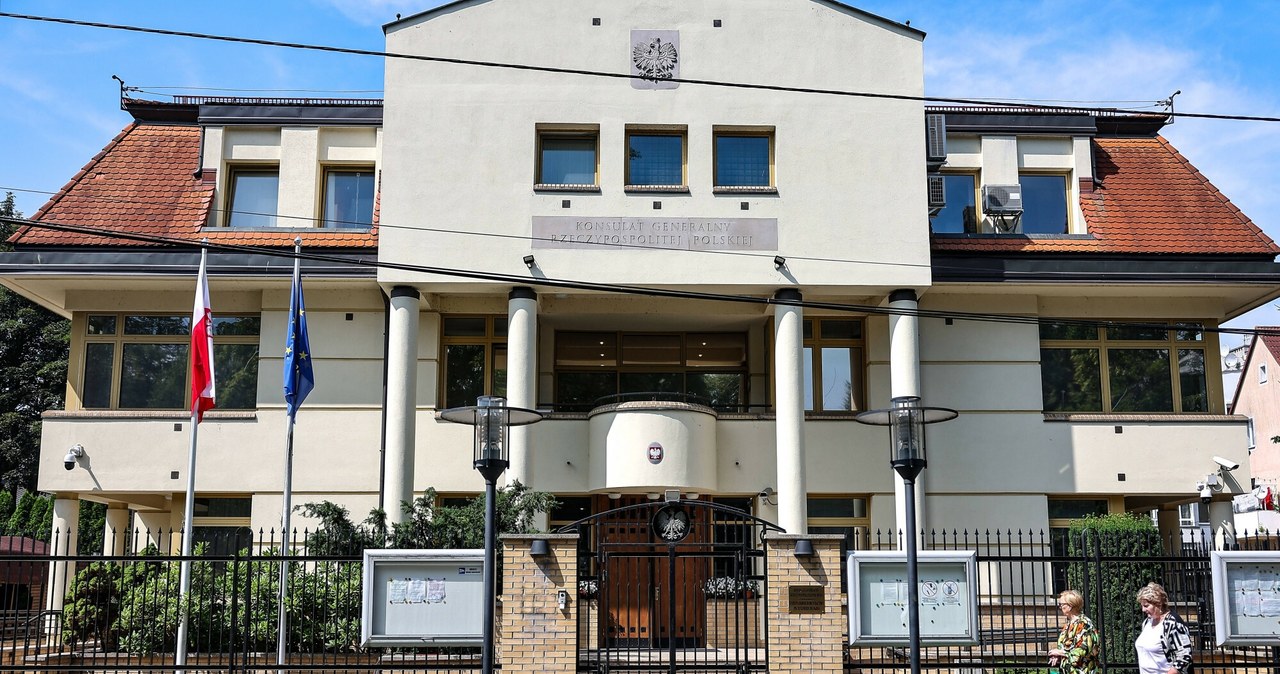 ​Godło RP, a także flagi Polski i UE zdjęte. Rosjanie wycofali zgodę