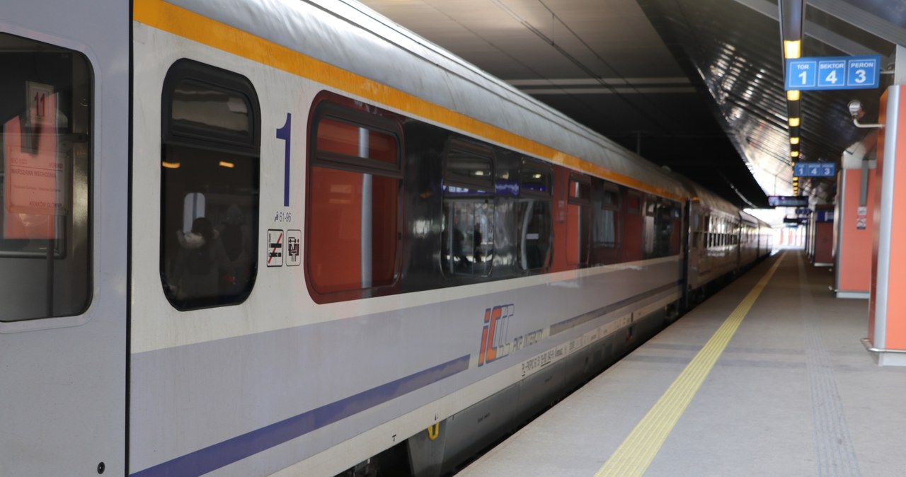 Pociągi na tym samym torze. Niebezpieczna sytuacja na dworcu w Krakowie