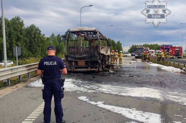Autokar nagle stanął w płomieniach. W środku ponad 20 osób