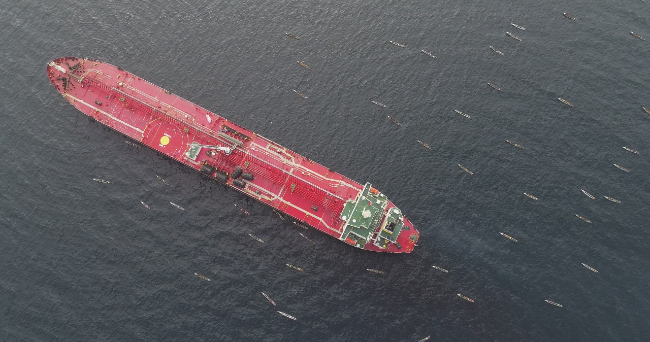 Załoga nadała sygnał SOS przed wejściem do portu. Trwa walka o zapobieżenie katastrofie