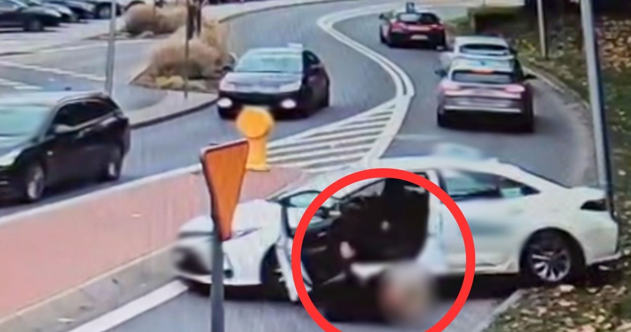 Chwile grozy przed dworcem PKP. Auto bez kierowcy wjechało na ruchliwą ulicę [FILM]