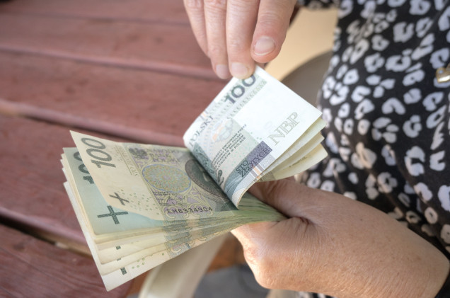 Opiekujesz się chorym rodzicem? ZUS może wypłacić nawet 4352 zł miesięcznie