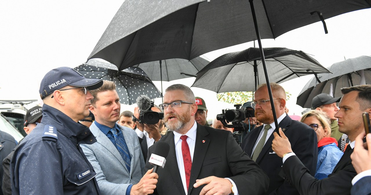 ​Czy Grzegorz Braun straci immunitet? Policja nie odpuszcza po incydencie w Jedwabnem