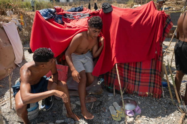 Plaża rozpaczy w Ceucie. Głód, fetor, kryzys migracyjny i polityczny impas