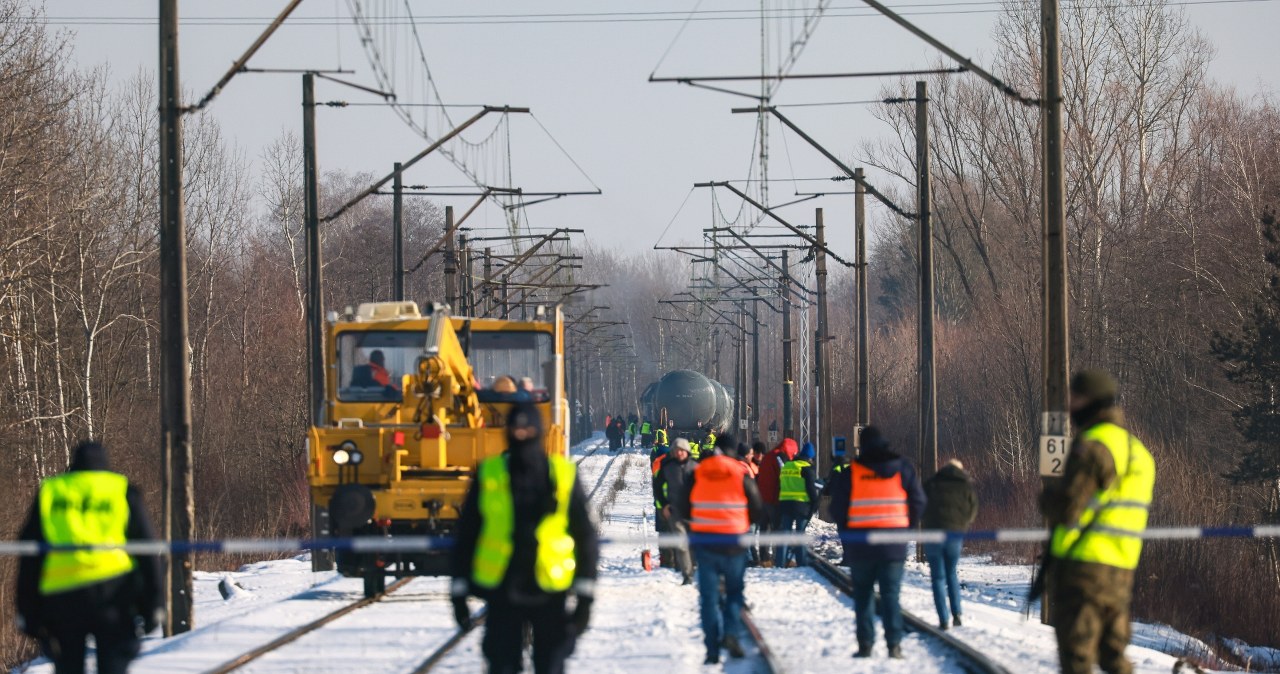Wykolejenie pociągu na Mazowszu. Skomplikowana akcja podnoszenia wagonów
