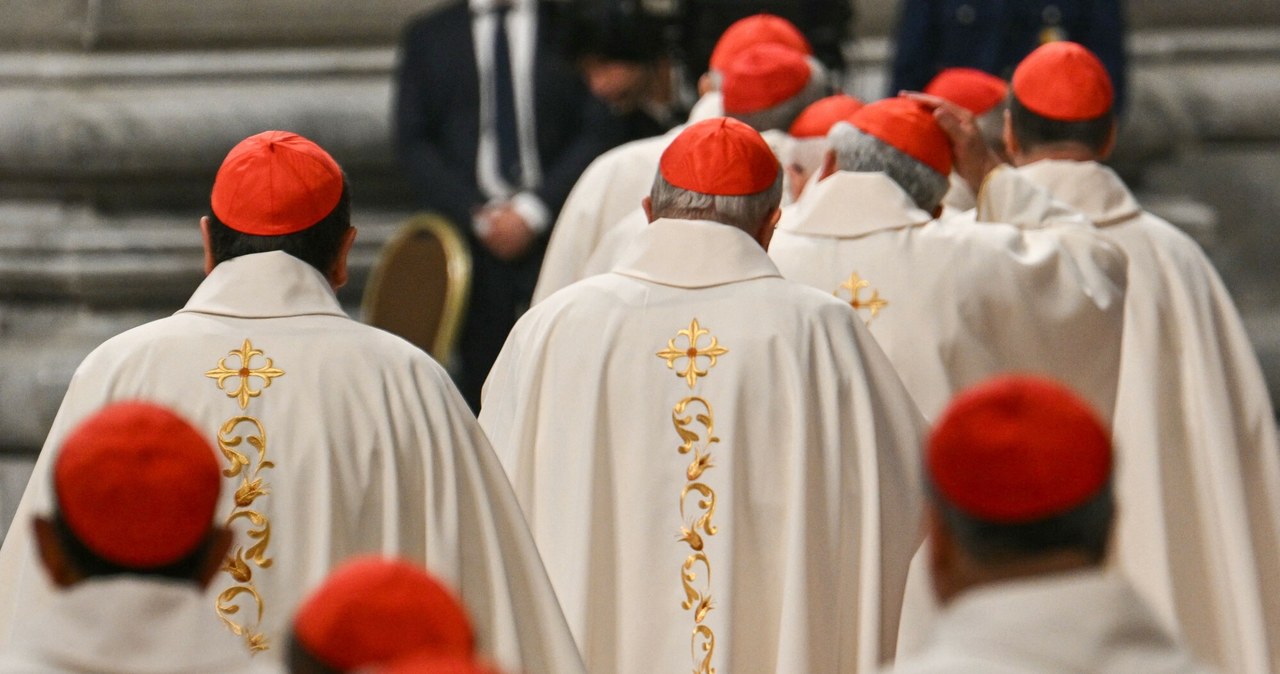 Strój dla papieża już gotowy. Zaczyna się konklawe