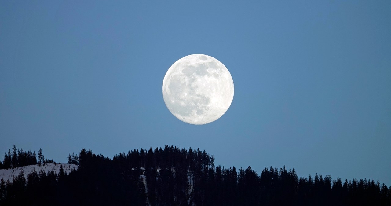 Nocne niebo pełne atrakcji. Największy rój meteorów i Zimny Księżyc już w grudniu