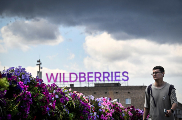 Nocny atak ukraińskich dronów. Pożar w magazynie Wildberries i rafinerii Łukoil