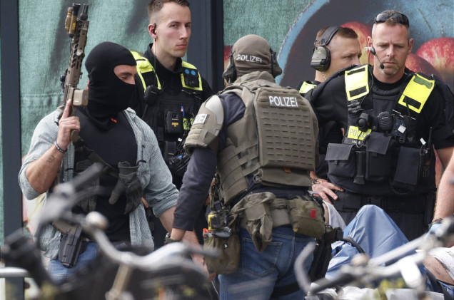 Szturm kontrterrorystów na sklep w Berlinie. Napastnik przetrzymywał kasjerkę